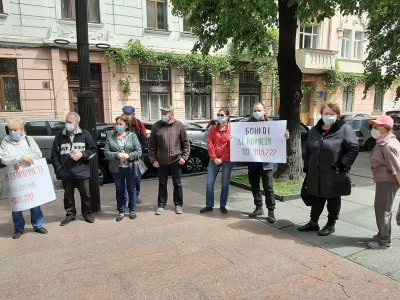 У Чернівцях працівники психлікарні вийшли на пікет під ОДА: що вимагають