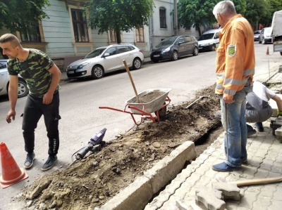 У центрі Чернівців ремонтують тротуар – фото