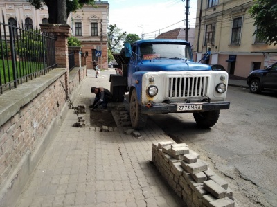 У центрі Чернівців ремонтують тротуар – фото