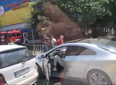 Потрійна ДТП у Чернівцях: на вулиці Комарова утворились затори – фото