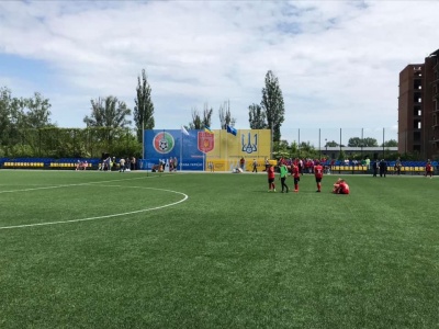 У Чернівцях відкрили сучасний стадіон із штучним покриттям: подію відвідали зіркові футбольні гості з Києва