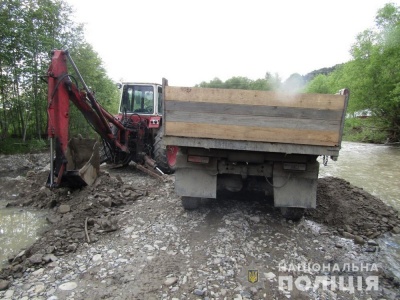 На Буковині двоє чоловіків незаконно видобували гравій, їм "світить" до трьох років ув'язнення