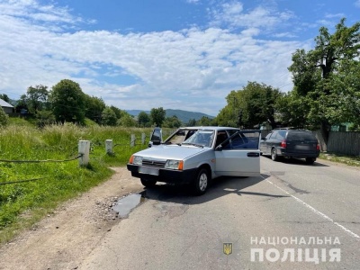 ДТП на Буковині: пенсіонер на велосипеді потрапив під колеса легковика – фото