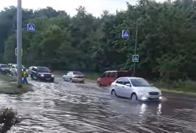 Раптова злива підтопила вулицю в Чернівцях: автівки «пливуть» дорогою – відео