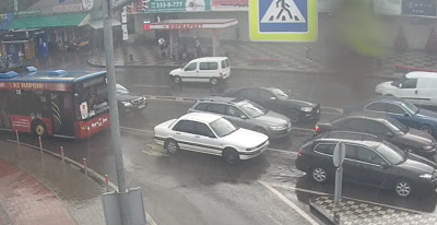 Раптова злива з градом знову підтопила вулиці Чернівців – фото