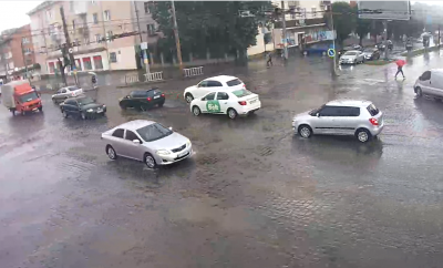 Раптова злива з градом знову підтопила вулиці Чернівців – фото