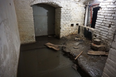 «І так щоразу після зливи»: у центрі Чернівців затопило підвал будинку навпроти ОДА – фото