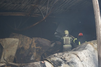 Масштабна пожежа у Чернівцях: на території підприємства горів склад - фото