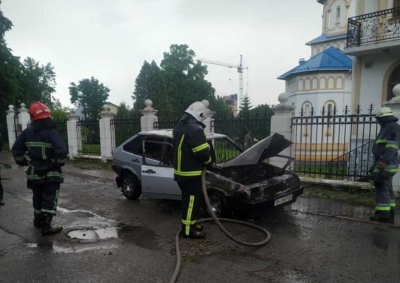 Вибухнув газ: у Чернівцях посеред дороги раптово загорівся автомобіль – фото