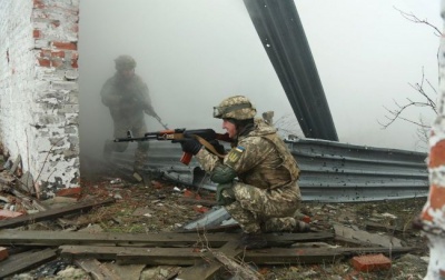 На Донбасі внаслідок обстрілів загинув військовий