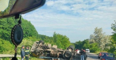 На Буковині перекинулася вантажівка із будматеріалами