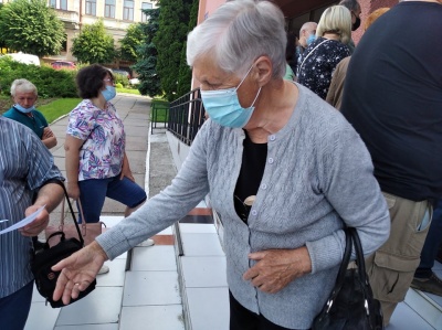 Черги за вакциною: у Чернівцях стартувало масове щеплення проти коронавірусу - фото