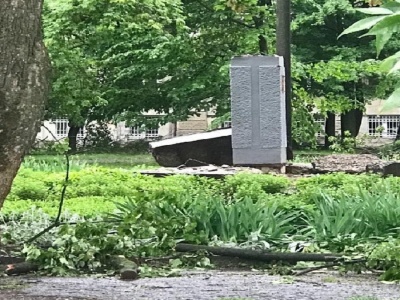 У Чернівцях знесли пам’ятник Воробкевичу під час реконструкції скверу біля ЧНУ – фото