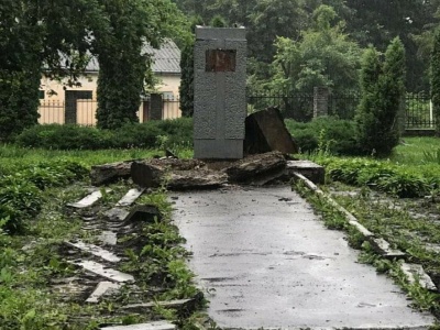 У Чернівцях знесли пам’ятник Воробкевичу під час реконструкції скверу біля ЧНУ – фото