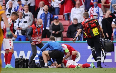 "Змогли його витягнути": лікар розповів про порятунок футболіста збірної Данії, який втратив свідомість на полі