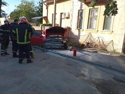 ДТП у Чернівцях: «євробляха» протаранила огорожу, у водія ознаки сп’яніння