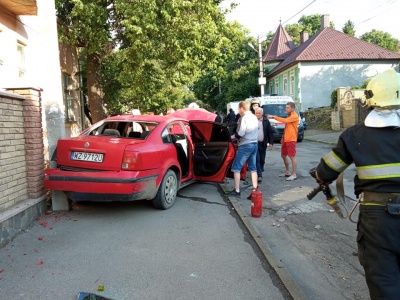 ДТП у Чернівцях: «євробляха» протаранила огорожу, у водія ознаки сп’яніння