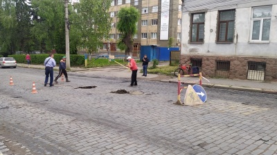У центрі Чернівців посеред вулиці стався обвал: як він виглядає - фото