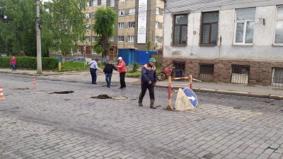 У центрі Чернівців посеред вулиці стався обвал: як він виглядає - фото