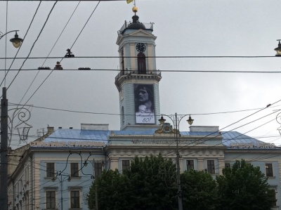 У Чернівцях на ратуші з’явився портрет Івана Миколайчука