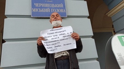 Під ратушею Чернівців чоловік влаштував одиночну акцію протесту - фото
