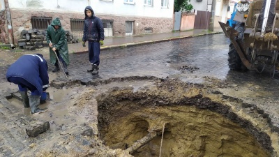 Обвал на вулиці Руській у Чернівцях: рух транспорту повністю перекрито