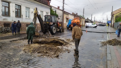 Обвал на вулиці Руській у Чернівцях: рух транспорту повністю перекрито