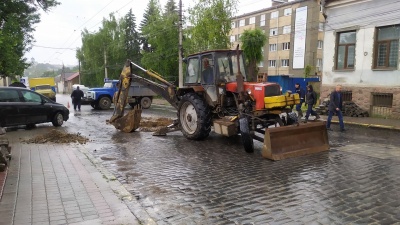 Обвал на вулиці Руській у Чернівцях: рух транспорту повністю перекрито