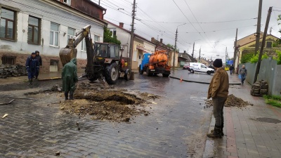 Обвал на вулиці Руській у Чернівцях: рух транспорту повністю перекрито