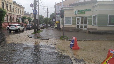 Нещодавно відремонтовану ділянку дороги у Чернівцях "розрили" через обвал - фото
