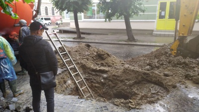 Нещодавно відремонтовану ділянку дороги у Чернівцях "розрили" через обвал - фото