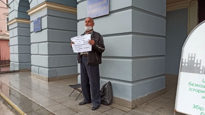 Під ратушею Чернівців чоловік влаштував одиночну акцію протесту - фото