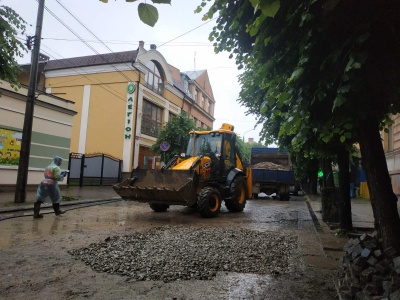 У Чернівцях працівники водоканалу завершили аварійні роботи на місці обвалу дороги на вулиці Шевченка