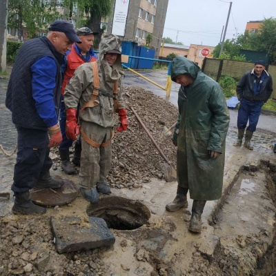 У Чернівцях відновили рух транспорту на вулиці Руській, де стався обвал дороги