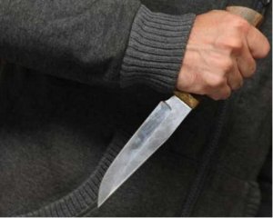 Вдарив ножем у ногу: на Буковині психічнохворий чоловік поранив офіцера поліції