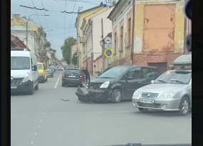 Зашвидко виїхав з-за повороту: у Чернівцях зіткнулося два автомобілі на перехресті