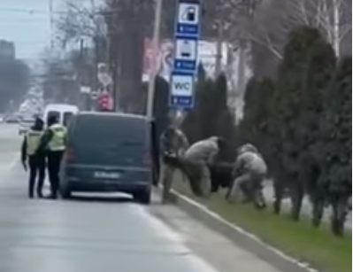 Пасажири наздогнали втікача: у поліції Чернівців прокоментували відео з чоловіком, якого тягнуть до авто